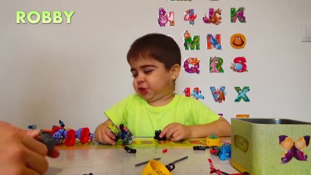 Конструктор Lego. Робби играет с кораблем и кибер-вульфом. смотреть онлайн