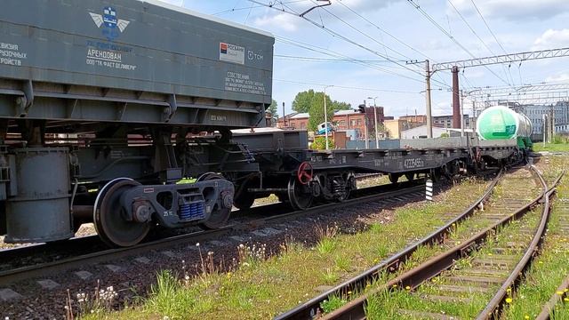 Грузовой поезд с тепловозом 2ТЭ25Км плавно проезжает Заставскую улицу