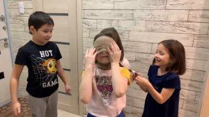 Дети играют в жмурки