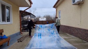 Установка теплицы из поликарбоната на фундамент из бруса