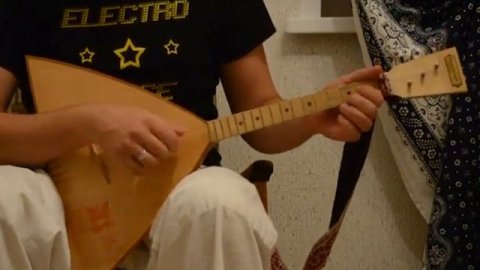 Балалайка - игра правой рукой (видеоурок)