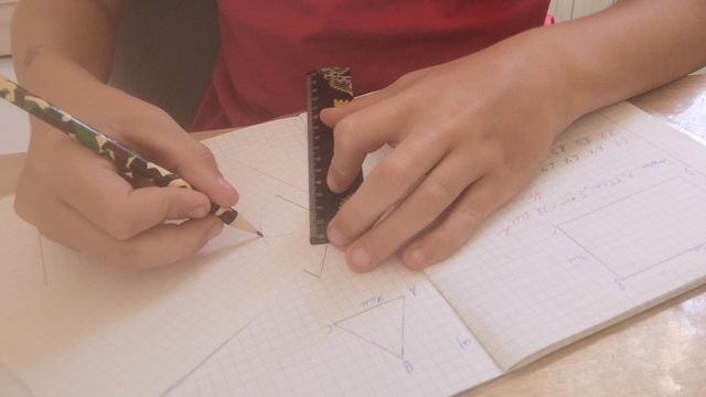 Как начертить равносторонний и равнобедренный треугольники