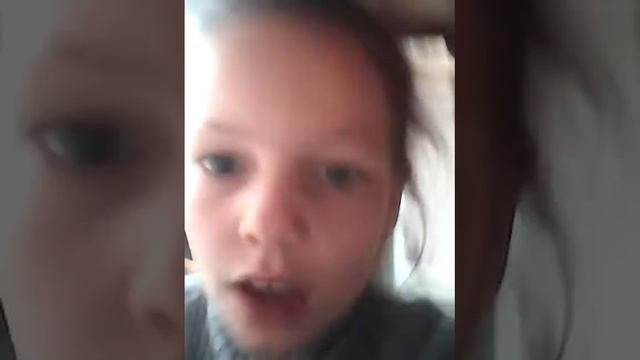 Прячимся под партой от учительницы