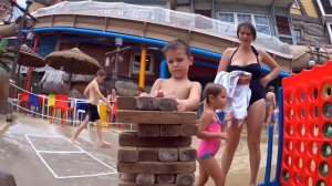 ВЛОГ маленький аквапарк Купаемся в бассейне и играем в большую Мега Женгу Макс кушает мороженое