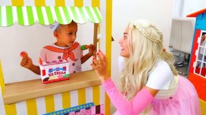 Vlad dan Nikita Berpura pura Memainkan Toy Cafe dengan Teman