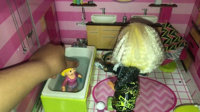 New lol omg doll Super Surprise Slime showering! смотреть онлайн