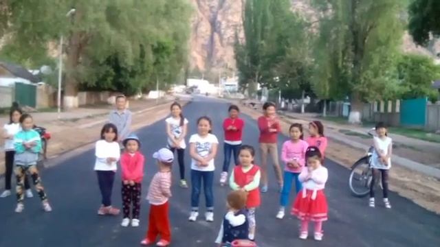 Дети катаются на дороге Каджи-Сая смотреть онлайн