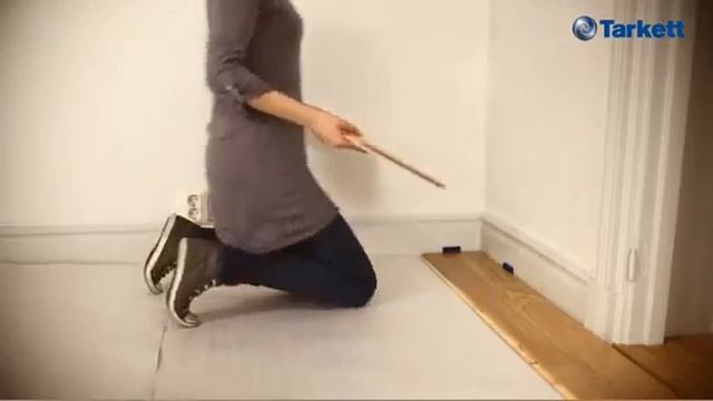 TARKETT!!! Укладка паркетной доски!!! Приятная шведка укладывает .... смотреть онлайн