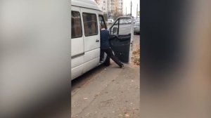 Случайный прохожий помог захлопнуть дверь переполненной маршрутки