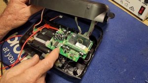 Fixing a Modern Digital DAB+ AM/FM Portable Radio Receiver Laser Model DAB DG200AM - Won't Turn On.