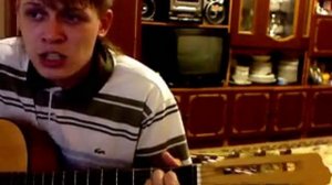 дрожит гука сжимая автомат.