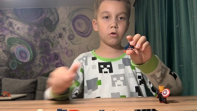 Артëмка показывает как собрать из ЛЕГО всадника на коне