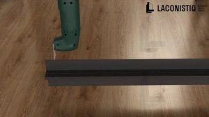 Laconistiq. Примыкание теневого плинтуса и скрытой двери Реверс.