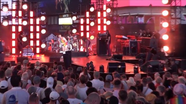Jake Shears and his band at World Pride NYC '19 Closing Ceremony смотреть онлайн