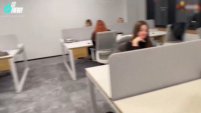 РАВШАН И МАХОТБРО ЗАЛЕТЕЛИ В ОФИС LIT ENERGY! ｜ УГАРНЫЙ ОБЗОР смотреть онлайн