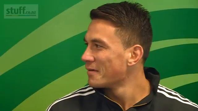 Ali and Sonny Bill Williams having fun during a press conference смотреть онлайн