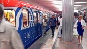 81-714/717 в новой раскраске на ТКЛ, Москва | 81-714/717 metro train with new color cheme, Moscow.