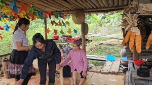 Niềm vui bất ngờ khi anh rể đưa mẹ về thăm Tiểu Vi - rất mừng vì bà cụ vẫn khỏe mạnh