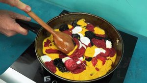 Как своими руками из пластиковых крышек сделать уникальную тарелку😜