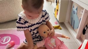 Кукла Анабель хочет кушать. Марианна кормит лялю. видео игры КАК МАМА