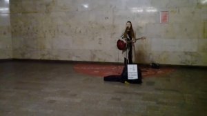 Девушка поет в метро.