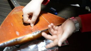 Ставим гитарные струны на балалайку