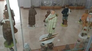 Коллекция фигурок из фарфора.