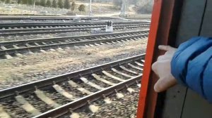 Как разжать двери в электричке одним пальцем.