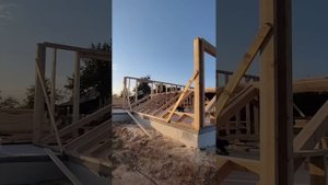 Как собрать каркасные стены 91м² на плитном фундаменте. Корректировка фундамента стойками каркаса.