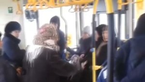 Кондуктор выгнала бабушку из автобуса.