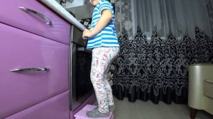 Помогает маме по дому. Видео для детей.