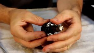 MAGLITE - Disassemble & Remove that Stuck Battery the Proper Way