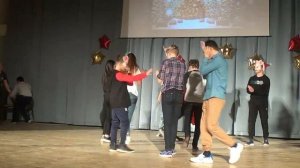 Новогоднее выступление 8 В  класса