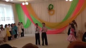 Маленькие дети поют в детском саду классный утренник