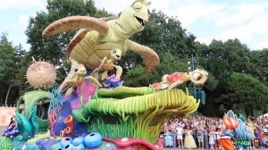 Disneyland Paris Parade, Stars on Parade in the August Summer Sun!