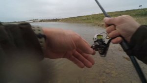 ловля щуки с берега, поклёвка и вываживание двушки.