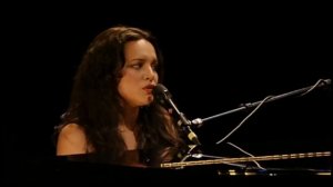 Norah Jones - She (Live)