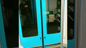 В метро двери открываются кнопкой