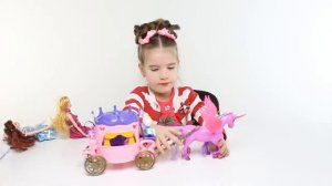 Hello Kitty - Карета Barbie и игрушки Hello Kitty - Видеоролик для маленьких девочек