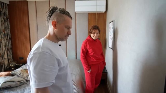 Четырёхкомнатная квартира с двумя детскими  дизайн в темных тонах  румтур