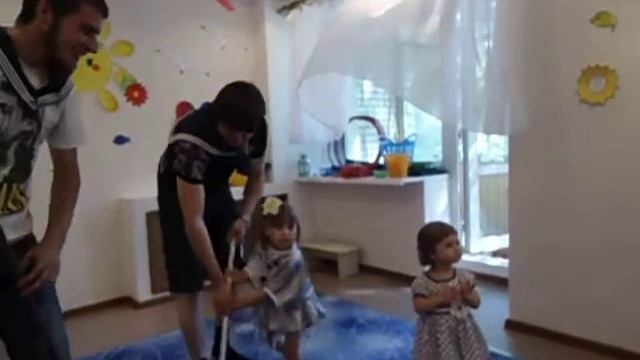 папы танцуют "Яблочко" в школе "Монтессори" смотреть онлайн