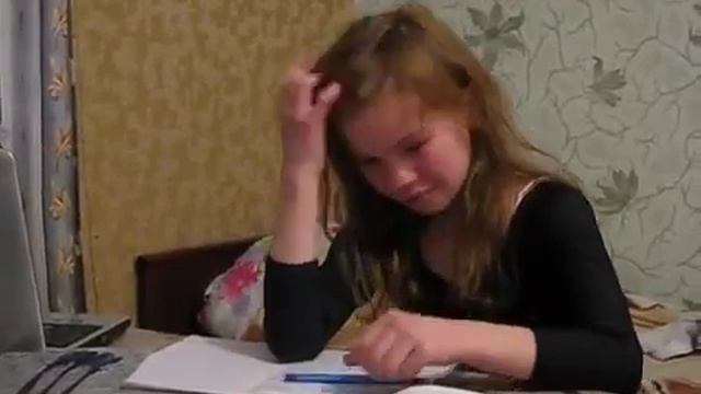 Школьница делает уроки))))))
