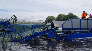 Лодка косилка самостоятельная разгрузка на берег.