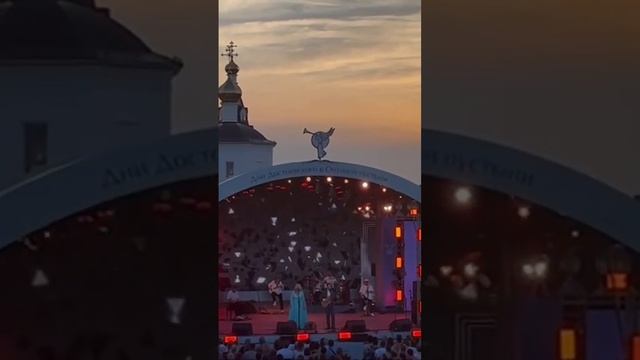 Солнца света тьма не спрячет Если где-то инок плачет…(с) Антон и Виктория Макарские #днидостоевского