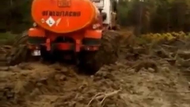 Автотопливозаправщик объёмом 11 м³ на базе вездехода с шарнирно-сочленённой рамой ЯМАЛ В4