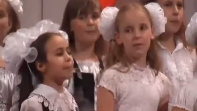 Выступает хор младший классов   Ермолов   Веселая песенка