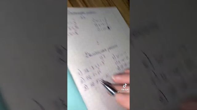 Учительница проверяет работы учеников