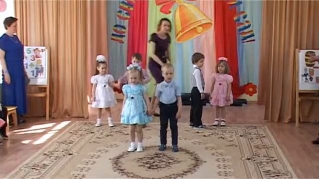 Малыши поздравляют выпускников