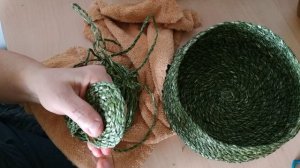 Плетение из травы. Мастер-класс по сшиванию шнура из лилейника в корзинку.