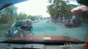 Подросток перебегает дорогу перед машинами